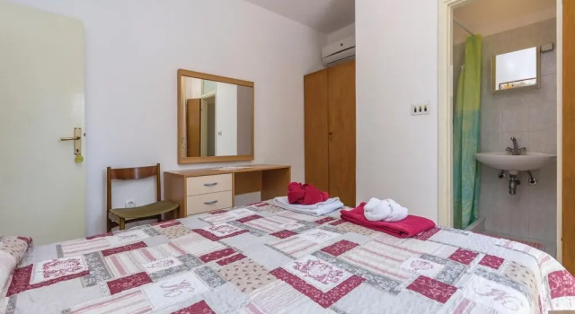 Beautiful Home in Lovrecica With Wifi and 2 Bedrooms