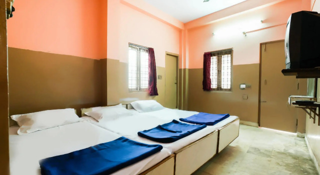 SPOT ON 47118 Pummy Lodge, Rezerwuj Hotel Hajdarabad 