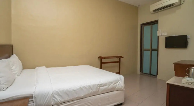 OYO 90576 Holiday Dive Inn