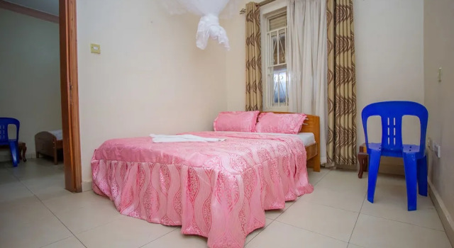 Standard triple chambre avec balcon Kings Hotel Kabale
