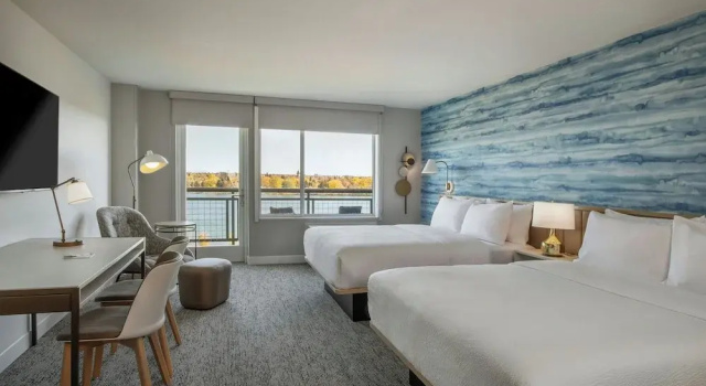 Четырёхместная студия с балконом и с видом на реку Towneplace Suites By Marriott Great Falls