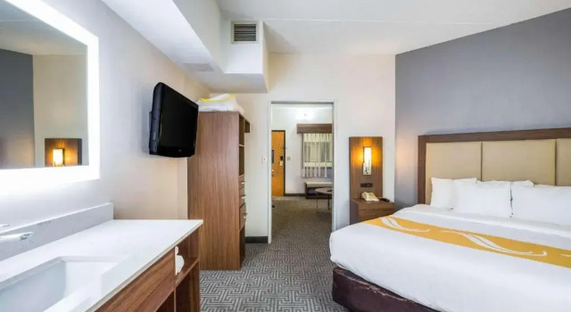 Suite Quality Suites Hotel - Lansing