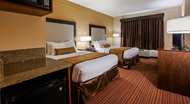 Четырёхместный номер Best Western Plus Strawberry Inn & Suites