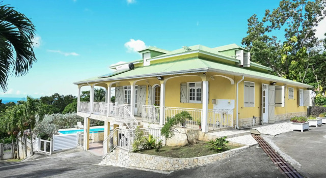 Villa D ENNRY, Book Villa Sommerhuse i Pointe-Noire, Hytte