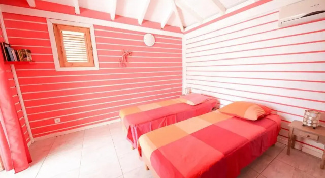 Maison de 2 chambres a Pointe Noire a 150 m de la plage avec vue sur la mer piscine partagee et jardin clos, Varaa Hotelli Pointe-Noire Basse-Terre
