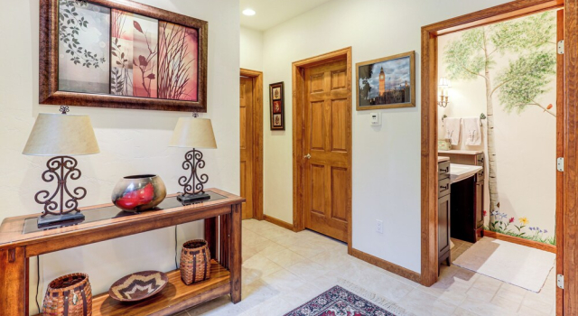 3 Mi to Vail Village: Classic Estate w/ Hot Tub!