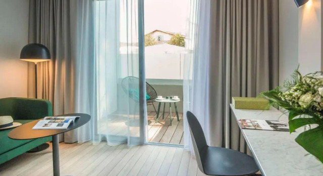 Двухместный номер Privilege с видом на бассейн Mercure Ajaccio