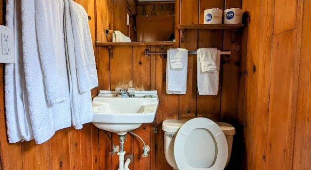 Трёхместный номер Comfort Riverside Motel