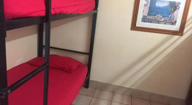 Кровать в общем номере Cairns City Backpackers Hostel