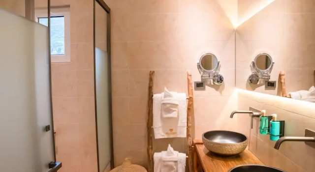 Коттедж Golden Rock Dive and Nature Resort