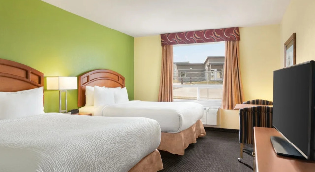 Номер Standard с 2 комнатами Days Inn & Suites by Wyndham Thompson