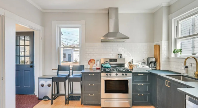 Коттедж с 4 комнатами Bright & Pet-friendly Home: 2 Mi to Harvard Square