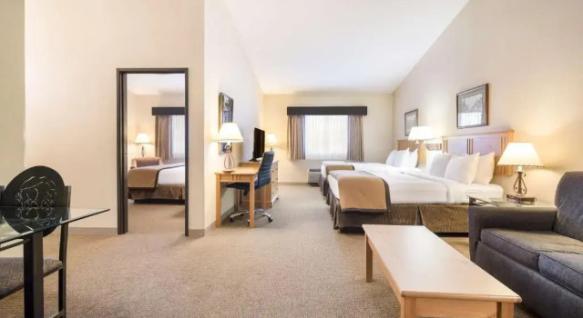 Четырёхместный семейный люкс Best Western Golden Spike Inn & Suites