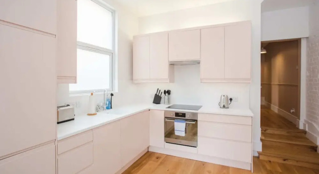 Апартаменты Stylish & Modern 3 Bed Flat in NW London With Garden