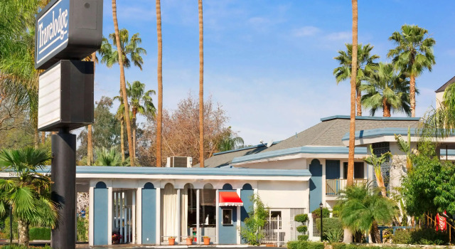 Travelodge by Wyndham Bakersfield
