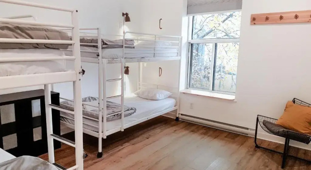 Кровать в общем номере Auberge Saintlo Montréal Hostel