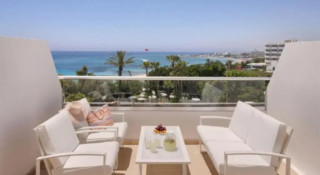 Семейный номер Standard с видом на море Grecian Sands Hotel