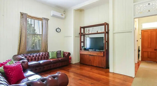 Charming Characterful Rustic-style Home Near The Gabba, Забронировать Отель Отели Брисбна 3 звезды, рядом с Торговый центр Buranda Village, 3*