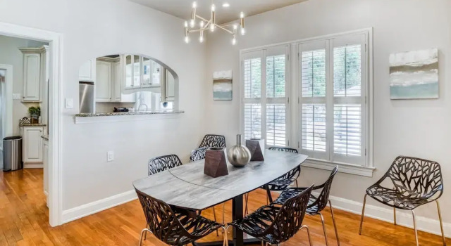 Charmer Close To Dt Austin- Large 4bd/3ba + Hottub 4 Bedroom Home, Забронировать Дом для отпуска Отели Остина с парковкой, рядом с Saint Edwards University Baseball Field, Парковка