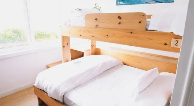 Кровать в общем номере Latas Surf House