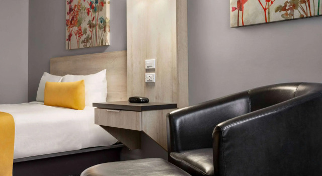 Travelodge by Wyndham Alma, Buchen Sie Hotel Hotels in Québec mit Pool, Schwimmbad