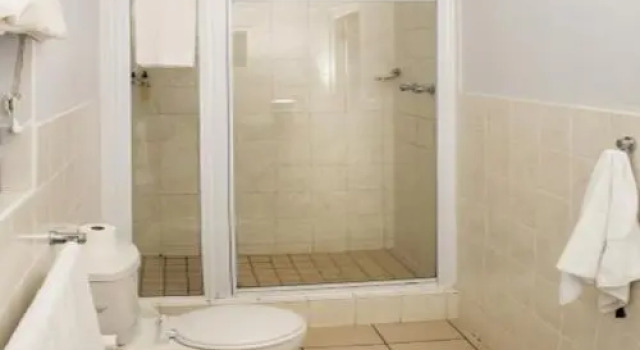 Piccolomondo Guest House, Забронировать Гостевой дом Отели Ист-Лондона с парковкой, Парковка