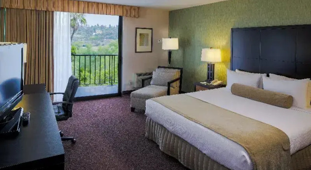 Двухместный номер Deluxe с балконом Crowne Plaza San Diego - Mission Valley by IHG