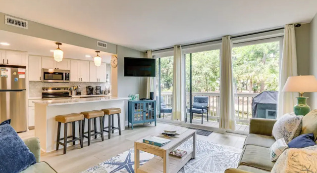 Апартаменты Walk to Beach: Coligny Gem w/ Community Perks