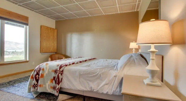 Spacious Canyon Ferry Lake House With Bar & Views!, Book Feriehus Sommerhuse i Montana, Hytte