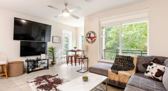 Riverwalk & Pool View Condo • Pets & Free Parking, Забронировать Отель Отели Сан-Антонио 3 звезды, рядом с Квартал исторических искусств Ла Вильита, 3*