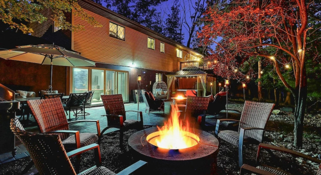 Коттедж Poconos Summer Escape: Pool Access & Hot Tub!