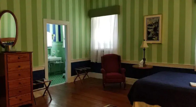 Четырёхместный номер Standard Morehead Manor B&B