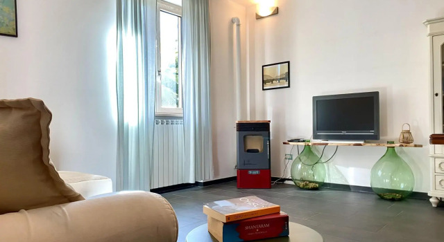 Apartment in villa, suitable for families, swimming pool, large outdoor spaces-Salice by Villa Rita