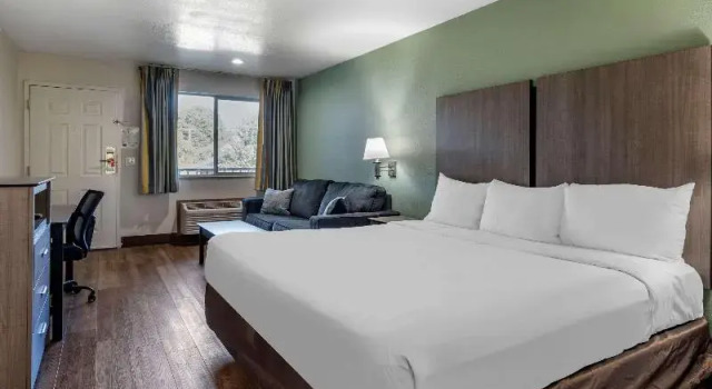Двухместный люкс с 1 комнатой Econo Lodge Portland Airport