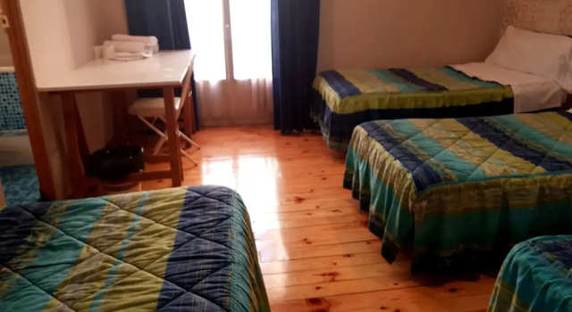 Четырёхместный номер Standard с балконом Hostal Padre Isla 1