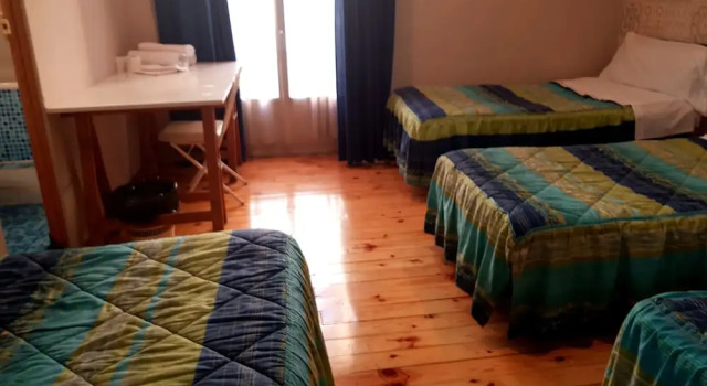 Четырёхместный номер Standard с балконом Hostal Padre Isla 1