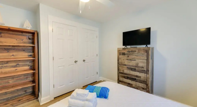 Коттедж Emerald Isle Retreat - Steps Away From Beach!