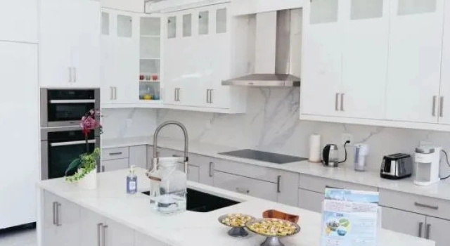 Четырёхместный люкс Luxury Luxury 2-Bed Suite /Private Bath/Near YVR/Free Parking