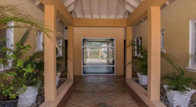 Central Upscale New Kingston Apt with pool, Prenota Hotel Kingston Giamaica