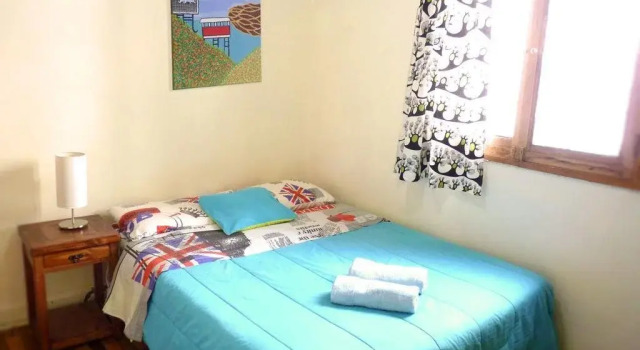 Pinos Azules Hostel, Забронировать Хостел Сантьяго Столичный регион Сантьяго, рядом с Стадион «Насиональ-де-Чили»