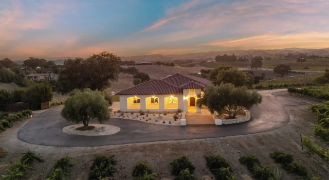 Коттедж Wine Country Escape w/ Views + Wine Cellar & Gym Caterina Dusi Vineyard by Avantstay