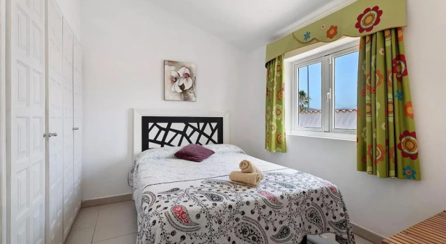 Exceptional 3 Bed Villa Malpas sleeps 6 h pool, Забронировать Вилла Отели Сан-Мигель-де-Абона с парковкой, рядом с Playa Amarilla, Парковка