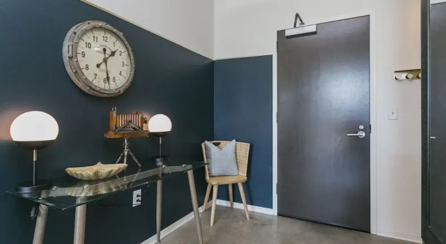 Mid Century Modern Downtown Condo | 30+ Night Min, Забронировать Апартаменты/квартира Нэшвилл Теннесси, рядом с Парк Cumberland