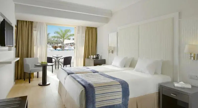 Двухместный номер Superior с балконом и с видом на бассейн Olympic Lagoon Resort Ayia Napa