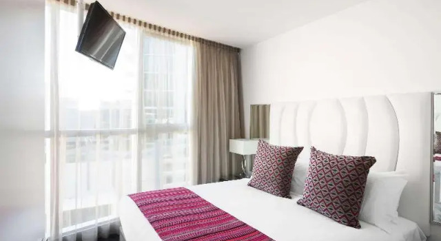 Четырёхместный люкс с балконом The Sebel Melbourne Docklands Hotel