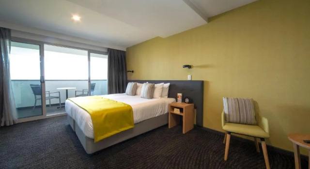 Двухместный номер Superior с балконом и с видом на озеро Mercure Melbourne Caroline Springs