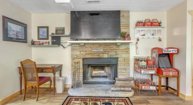 Thirsty Bear Den - Relaxing Pet Friendly Cabin In Gatlinburg 3 Bedroom Home by Redawning
