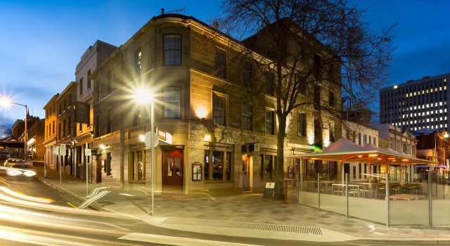 Кровать в общем номере Customs House Hotel