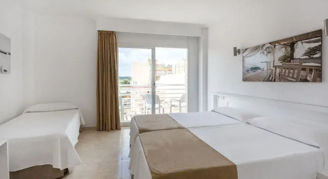 Трёхместный номер Standard с балконом Hotel Kilimanjaro