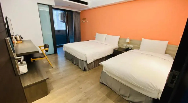 Трёхместный номер Standard с балконом Greenight Hotel
